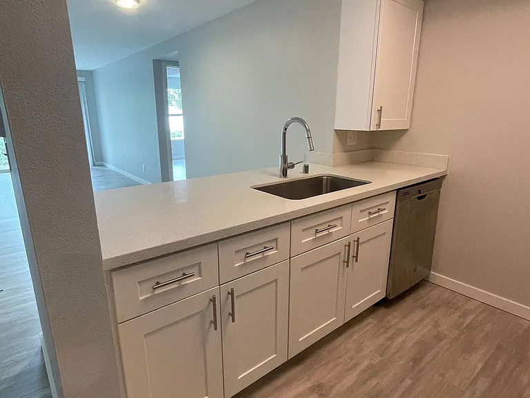 View On California - Spacious with Modern Updates, fireplace (select units) & private balcony | P... — Photo 4