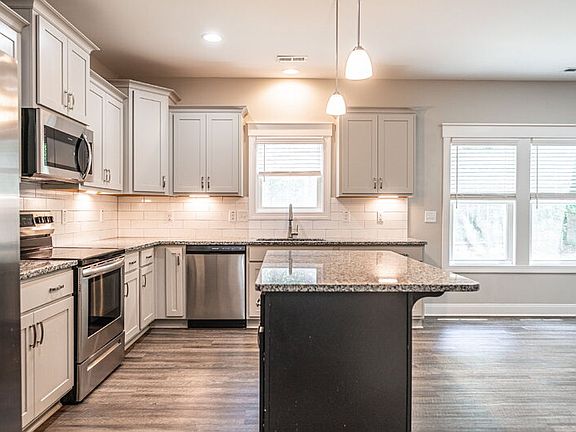 5th image of 643 Lilac Ln