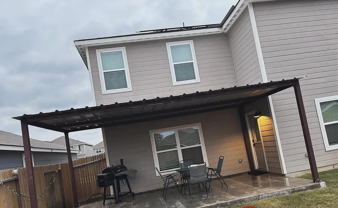 4 bed, 2.5 bath, 2205 sqft, $2,500 — Photo 1