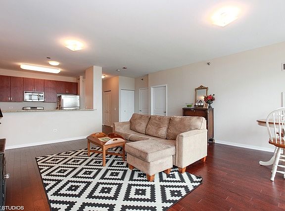 4th image of 757 N Orleans St #605