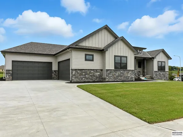 9904 Cody St, Papillion, NE 68046