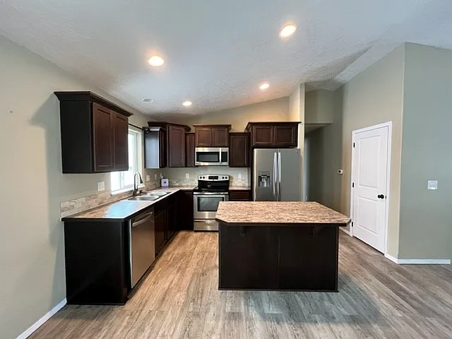 2017 built 4 bd 2-1/2ba Huge backyard! — Photo 3