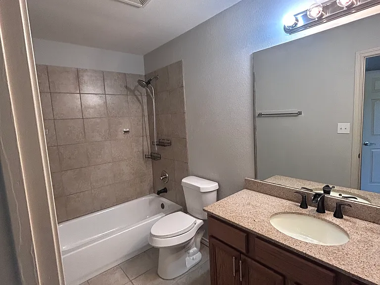 1101 E College St — Photo 11
