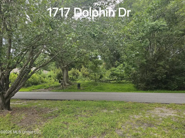 1717 Dolphin Dr, Gautier, MS 39553