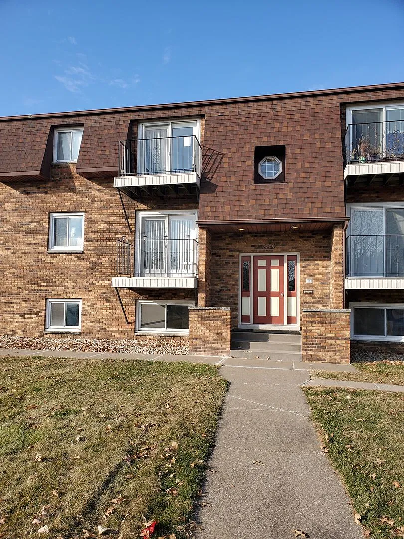 38 - Willow Dr — Photo 1
