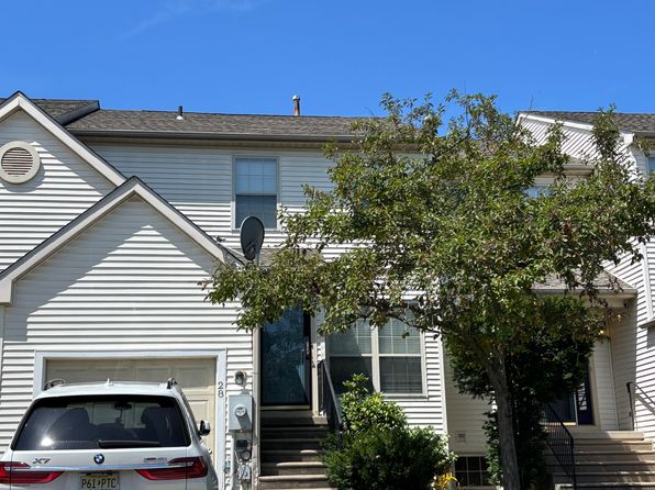 28 Woodcrest Ln