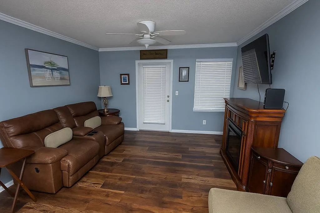 2 bed, 2.0 bath, 1008 sqft, $2,100 — Photo 2