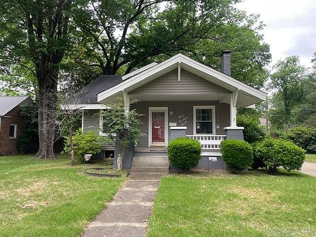 1st image of 907 S Grand Ave