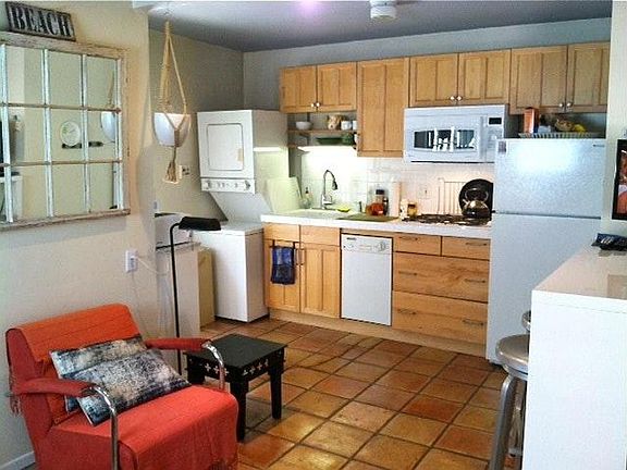 Full kitchen with washer and dryer in unit. Ultra-charming Venice back house in a gorgeous setting.