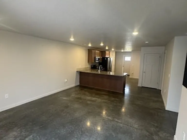 670 Tinley St — Photo 11