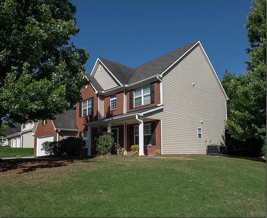 4 bed, 2.5 bath, 2740 sqft, $2,300 — Photo 3