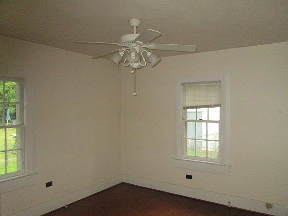 5th image of 820 W 5th St