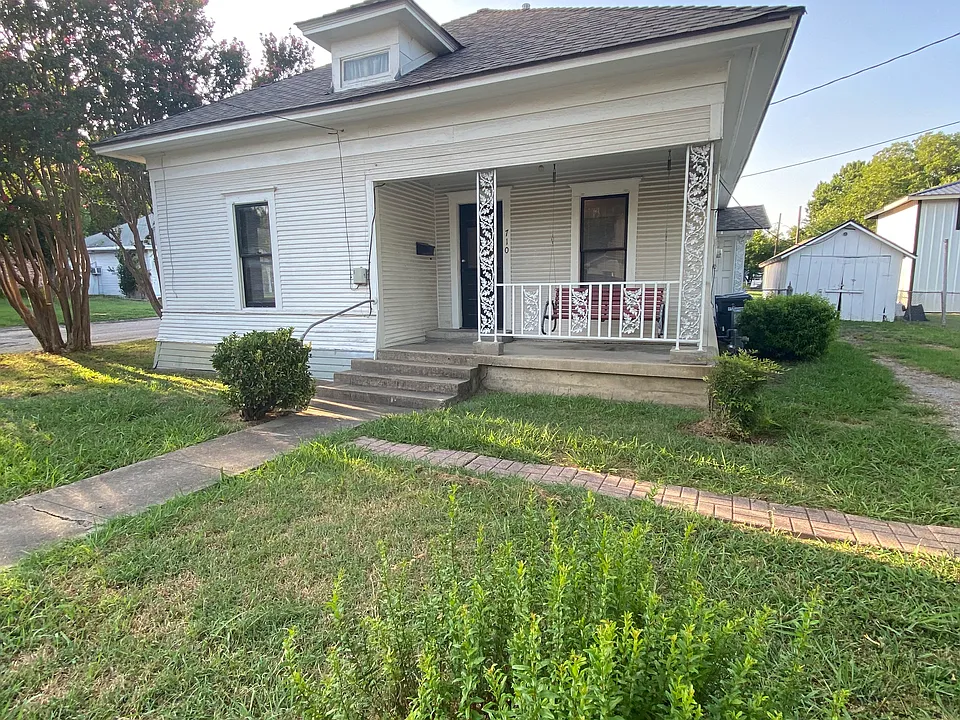 710 W Erwin Ave