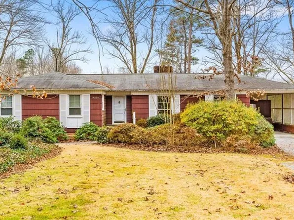 28 Forest Lake Cir, Greensboro, NC 27407