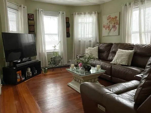 27 Wollaston St Floor 2, Cranston, RI 02910