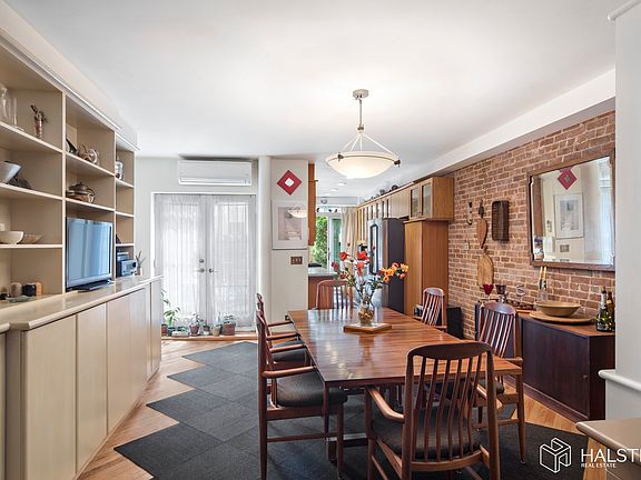 4th image of 130 W 81st St