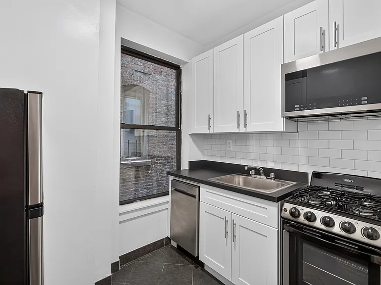 483 Amsterdam Ave #1 — Photo 2