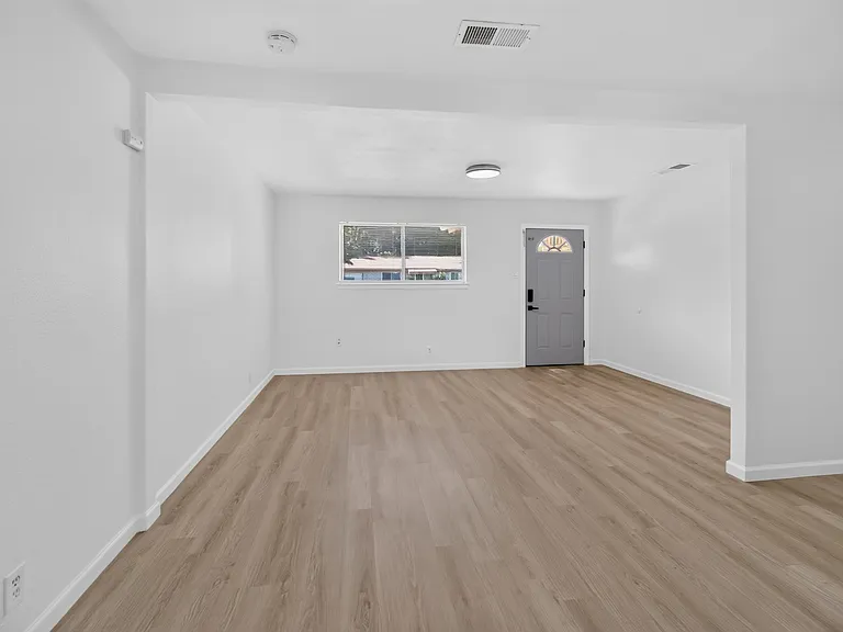 2210 Sycamore Dr — Photo 2