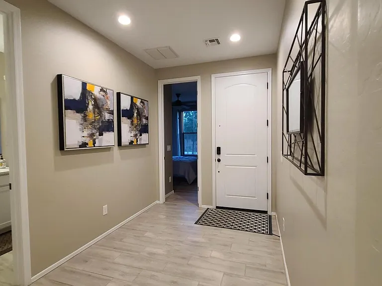 1666 E Lee Dr — Photo 2
