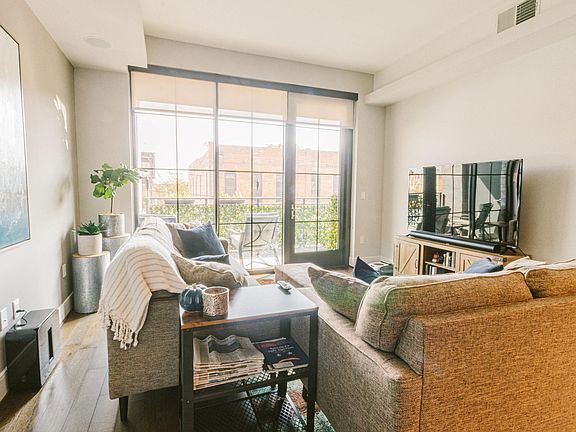 4th image of 2525 Elm St #203