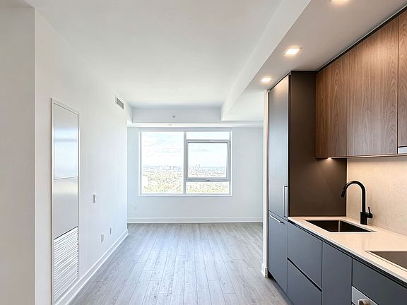 3rd image of 609 Sherbourne St #4608