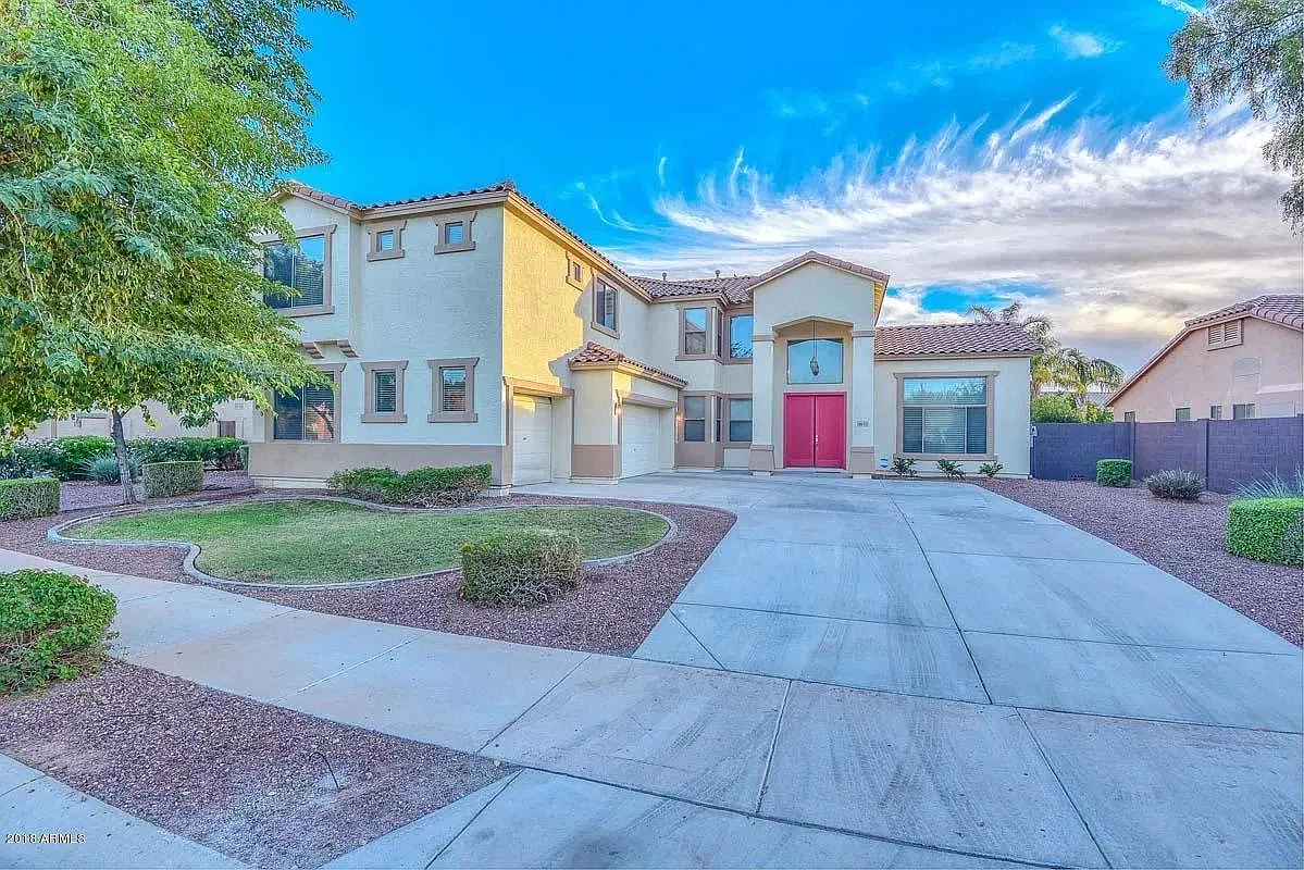 4 bed, 2.5 bath, 4214 sqft, $6,975 — Photo 2