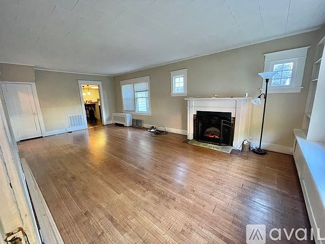 2nd image of 110 King St