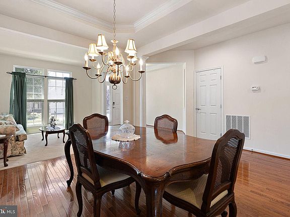 4th image of 444 Glenturret Way