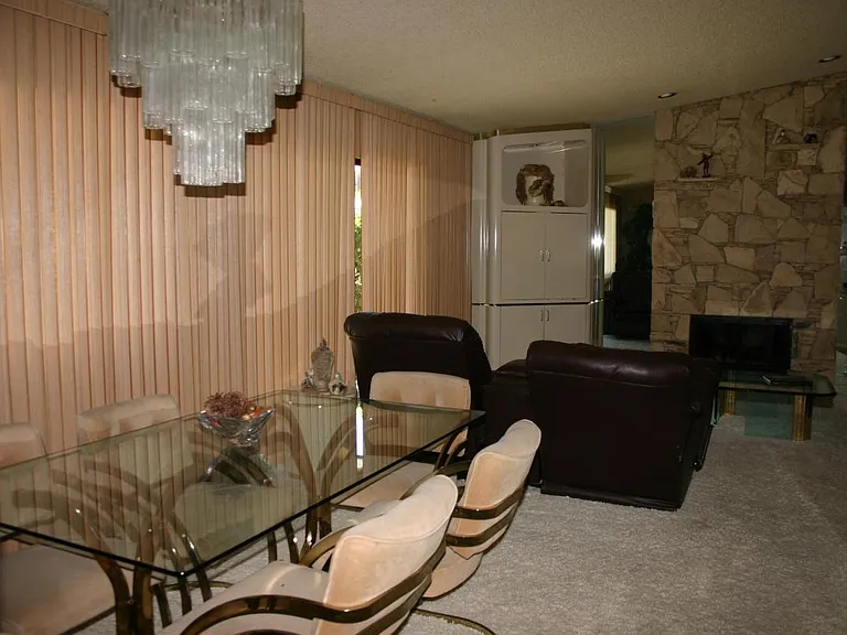 Formal dining / living room