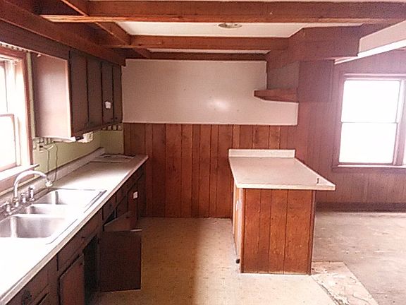 5th image of 3913 Leslie Ave