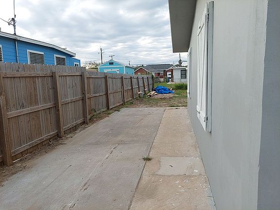 2nd image of 1123 S Live Oak St