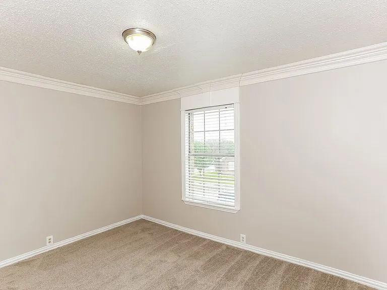 7027 Glenshire Dr — Photo 14