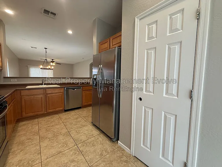 2513 W Woburn Ln — Photo 8