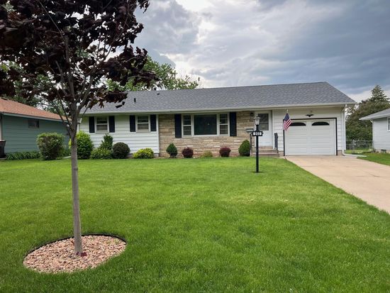 960 Apgar St S, Shakopee, MN 55379