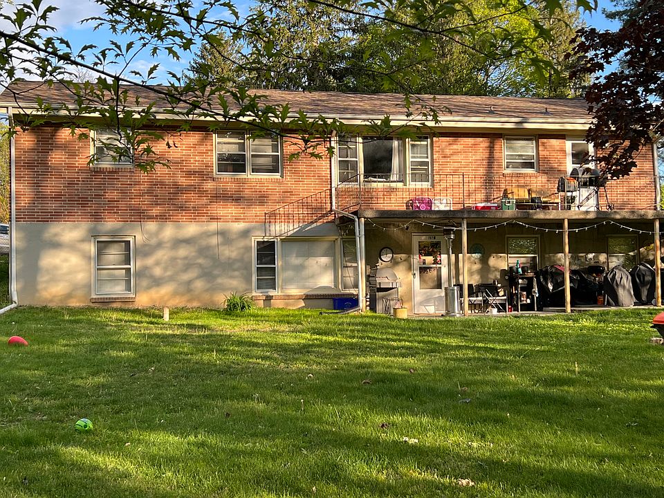 Exterior downstairs unit with large yard and covered patio. Dedicated on-site parking.