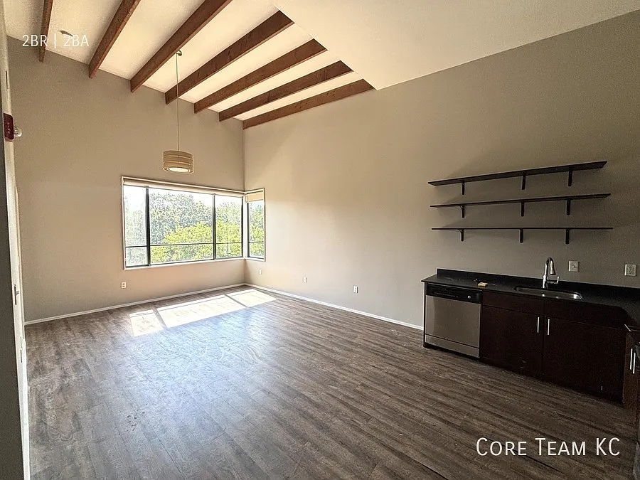 Modern 2 Bedroom for Rent in Hyde Park — Photo 2