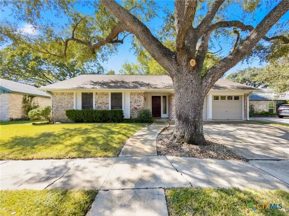 424 Navajo Dr, Victoria, TX 77904