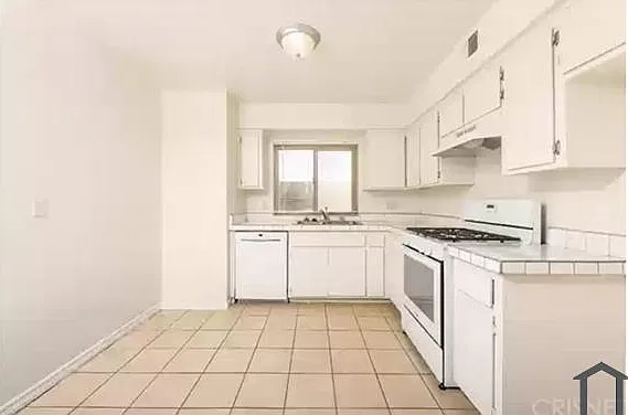 2 bed, 1000 sqft, $1,300 — Photo 2