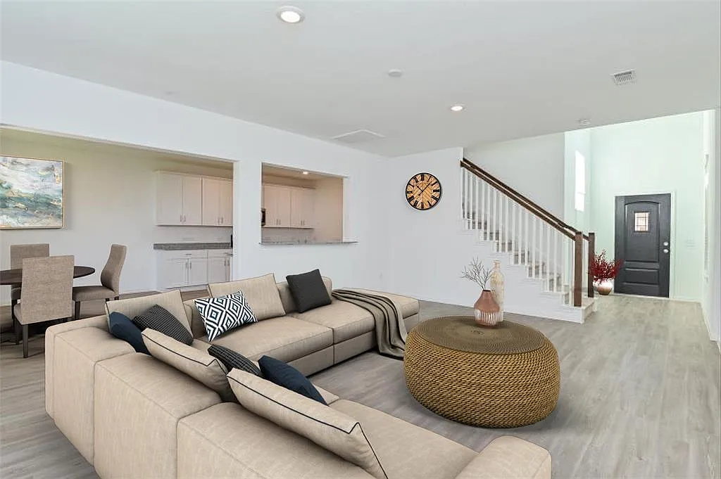 4 bed, 2.5 bath, 1917 sqft, $2,400 — Photo 2