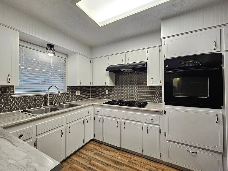 2301 Zinnia Ct — Photo 2