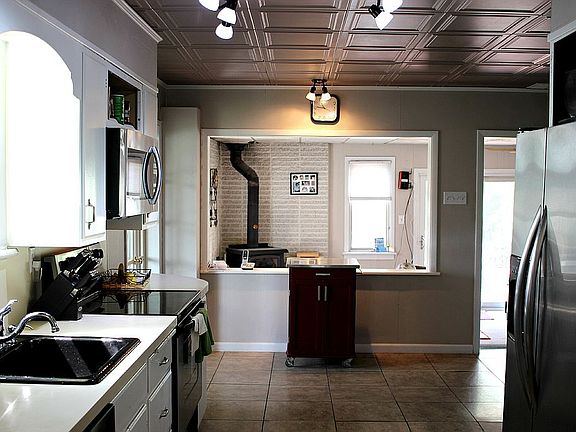 Kitchen to rear florida room