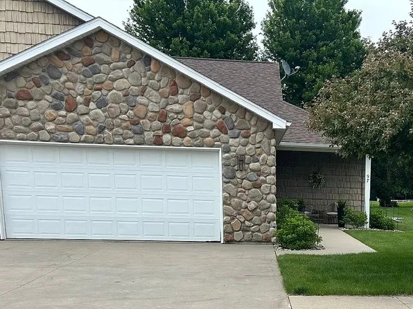97 Pebble Creek Ct, Mason City, IA 50401