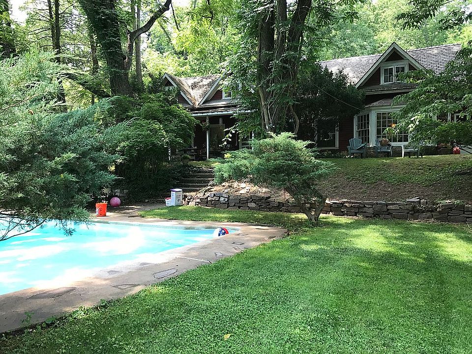 2nd image of 2585 River Rd