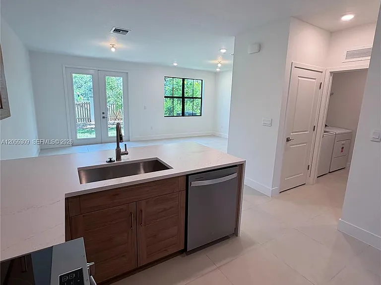 7291 SW 46th St — Photo 3