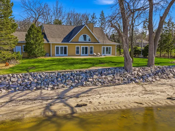 6121 Sandy Cv, Luxemburg, WI 54217