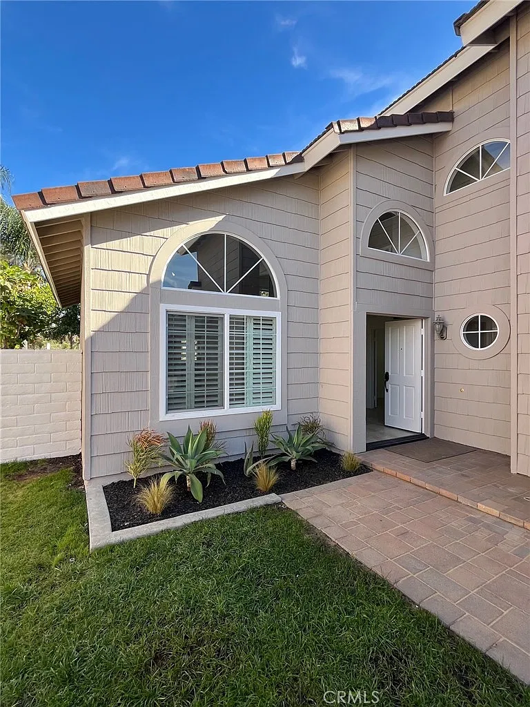 3 bed, 2011 sqft, $5,300 — Photo 2