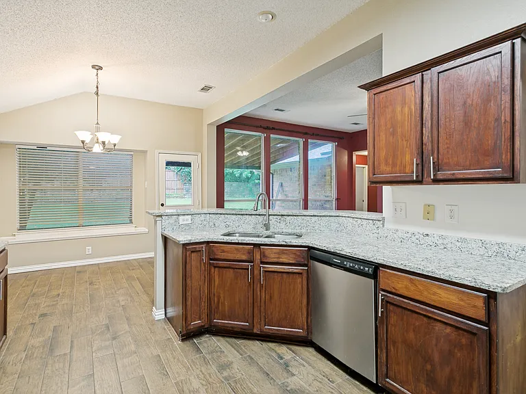 3004 Norwich Ln — Photo 10
