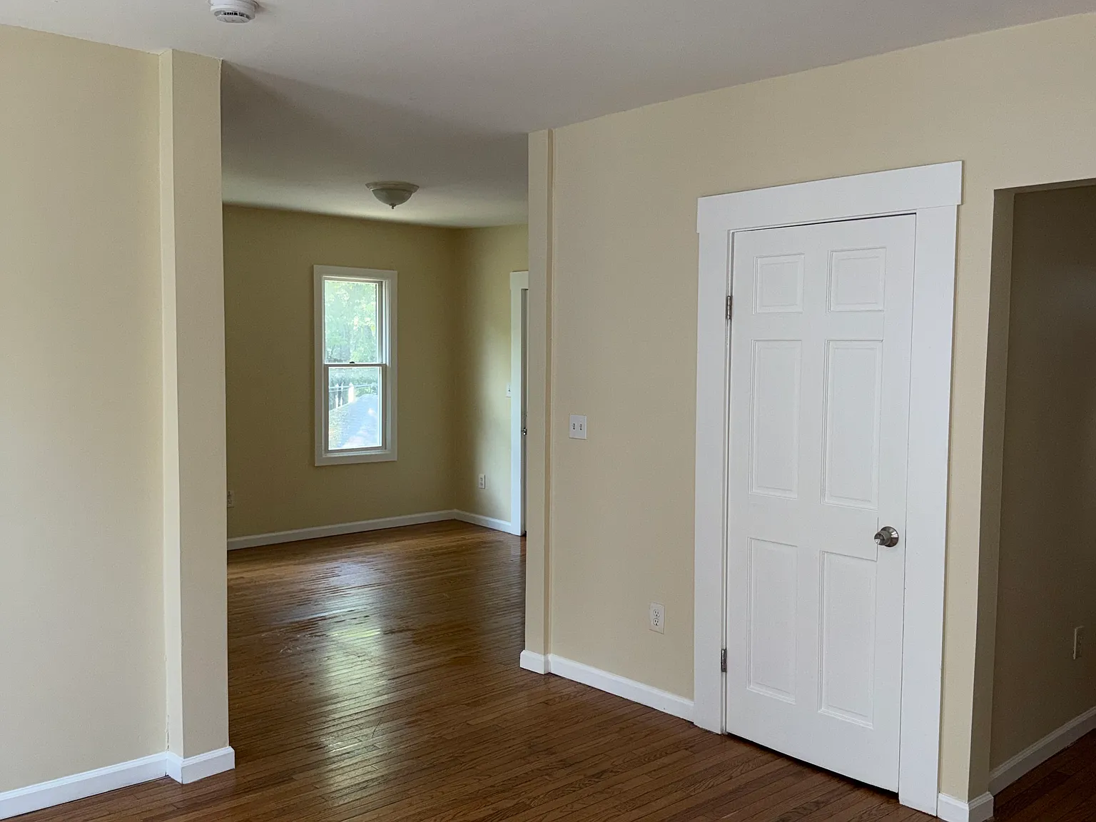 5 bed, 2500 sqft, $2,650 — Photo 3