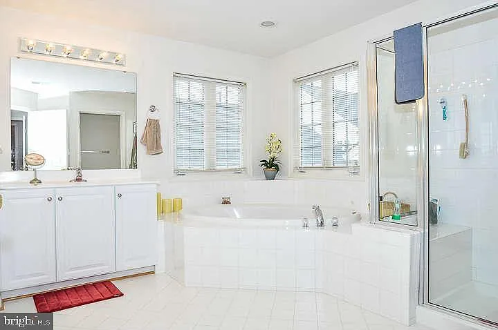 9910 E Hill Dr — Photo 9
