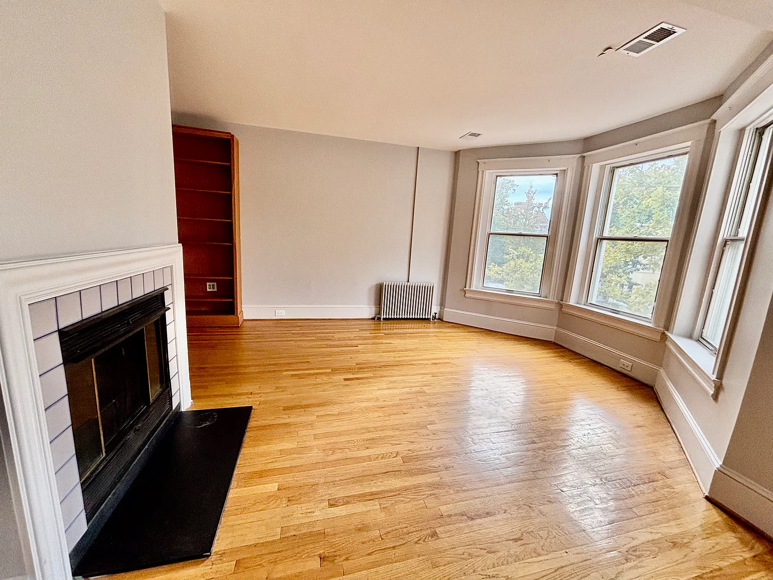3 bed, 2274 sqft, $5,300 — Photo 2
